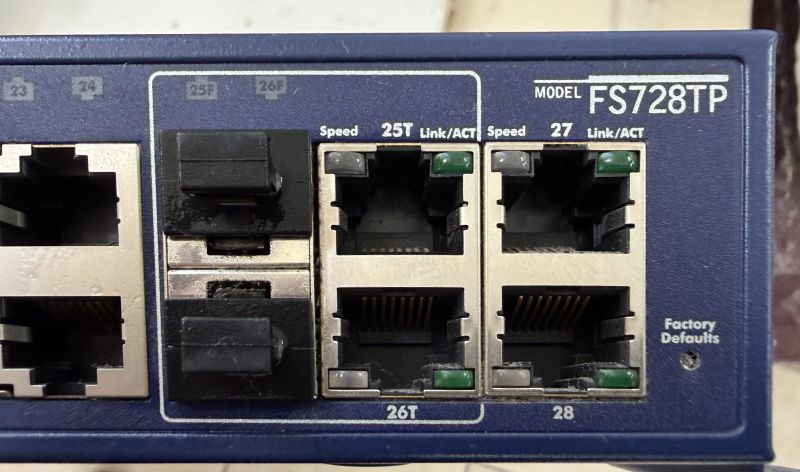 File:Netgear FS728TP Front Right.jpg